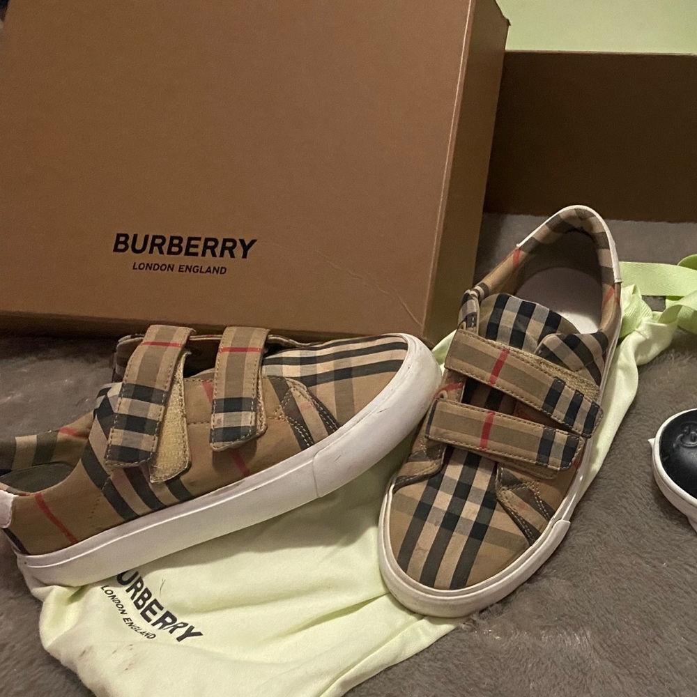 Kids sneakers